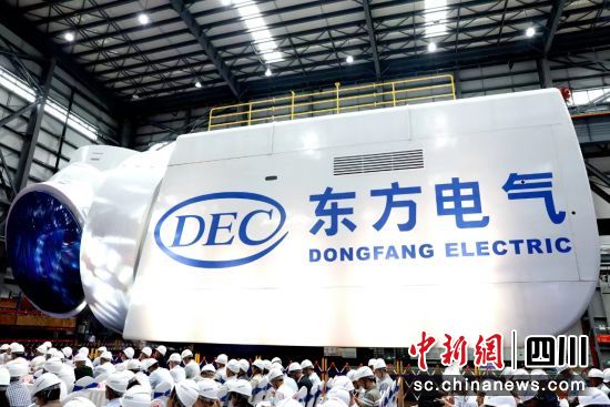 全球最大18兆瓦直驱海上风电机组下线仪式现场。中国尊龙AG官方网站电气集团有限公司供图